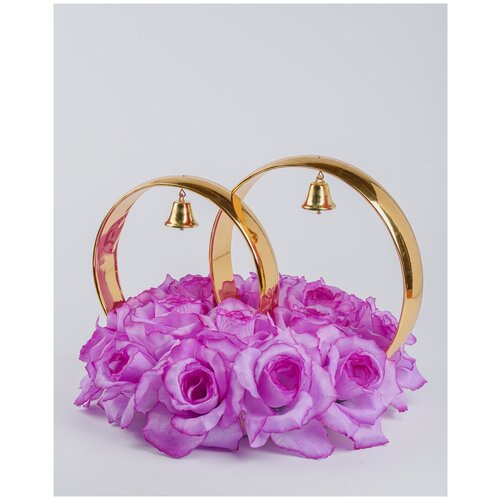 Украшение на крышу свадебного авто - золотые кольца с колокольчиками на подушке из текстильных роз фиолетового цвета, малое 2619р